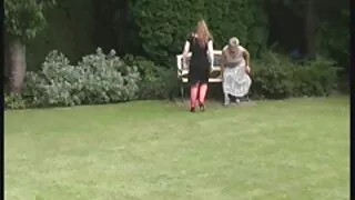 Nie zdejmując stringi, dziewczyna zręcznie skacze seks analny filmiki cipki na kutasie