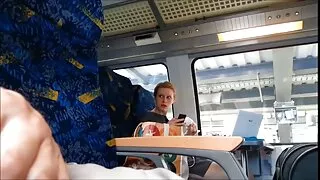 Facet energicznie pieprzy dwie laski w darmowe filmiki sex analny trójkę