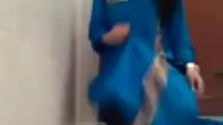 Daje brutalny sex analny głębokie gardło przyjacielowi, aby nauczyć się ssać