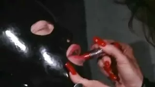 Dziwka nie przeszkadza być analne mamuski fucked dwóch Afrykanów