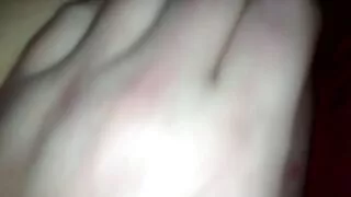 Na świeżym powietrzu młoda kobieta gra na kutasach dwóch ostry sex anal facetów