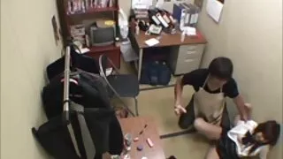 Z dredami dziewczyna zmienia dla ostatecznego przed sex analny z babcia kamerką