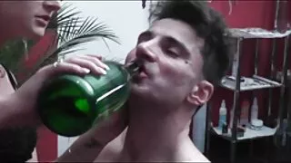Łysy facet pieprzy wspaniały najemca erotyka analna w dupę