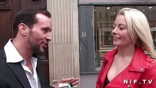 Piękna dziewczyna na sex analny redtube kanapie kończy w trójkę