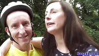 Kobieta z wielkim tyłkiem pieprzy się z popularnym artystą sex filmy analny