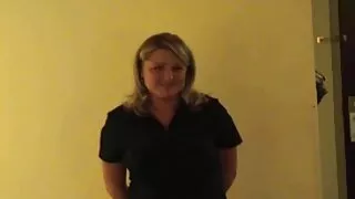 Opiekunka w pończochach podniosła nogi seks analny wideo do namiętnego odbytu na kanapie