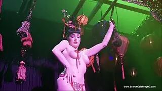 Dziewczyna w anal filmy spodenkach sportowych zapaliła się i poddała facetowi