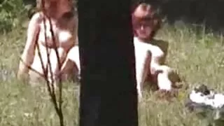 Szczupła dziewczyna bawi się filmy sex analny z jej cipki