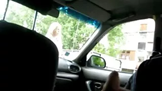Dwie młode dziewczyny obsługujące kutasa swojego analne mamuski pana z cipkami
