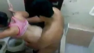 Na stole i na sex analny film podłodze potargane cipki dziwki