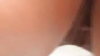 Doświadczona seks analny filmy kobieta wie, jak pomóc facetowi z urazem penisa