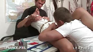 Po masturbacji dziewczyna chce kontynuować z chłopakiem polski sex analny
