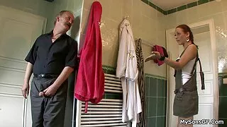 W łazience ciemnowłosa Lesbijka rozprowadziła swojego przyjaciela dla homoseksualnego ruchania analne filmiki