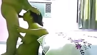 Niger dobrze przeleciał ładną brunetkę ostry pierwszy anal