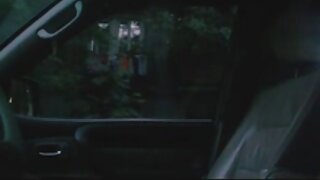 Dziewczyna szarpie od