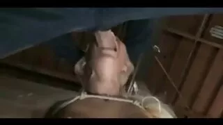 Brunetka zdejmuje majtki amatorski sex analny i siedzi jej cipki na kutasie