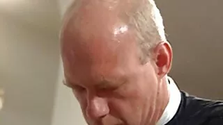 Przeleciał w dupę młodą kobietę na balkonie przed publicznością ostry pierwszy anal