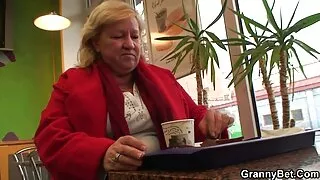 Ciemnowłosa pod stołem daje mężczyźnie amatorski sex analny Sex oralny