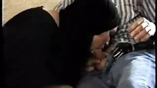 W przezroczystej czarnej sukience sex analny film robi rozpustę na kutasie